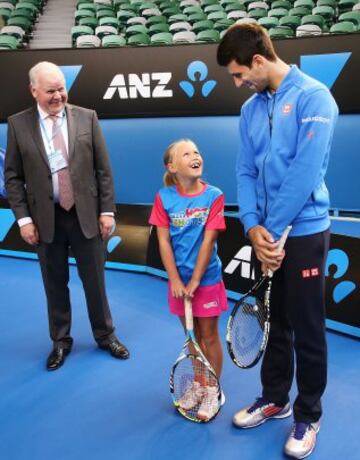 Novak Djokovic, como embajador de ANZ, disputó un 'partido' con la ganadora del concurso ANZ Hot Shots, Anna Obispo, en Melbourne.