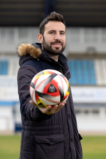 Álex Jiménez sostiene el balón de la Copa del Rey.