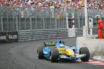 Los triunfos en Mónaco se cuentan por separado y el asturiano logró su primera victoria en el Principado con el Renault R26, por delante de Montoya (McLaren) y Coulthard (Red Bull).