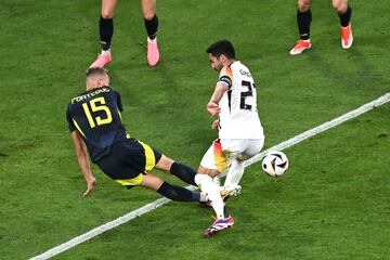 Minuto 42. Gunn saca una mano milagrosa tras un remate de cabeza de Ilkay Gündogan. En el rechace, el defensa escocés, con los dos pies por delante, clava los tacos en el tobillo del jugador del Barcelona.