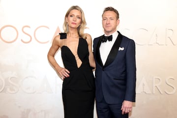 Annie Marter y Lo Crawley posa en la alfombra roja del Dolby Theatre.