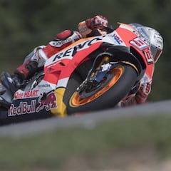 La lluvia no impide que Márquez también lidere en el warm up