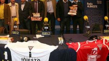 <b>FAMILIA. </b>Todos los contertulios posaron con las camisetas de La Roda y Albacete al frente.