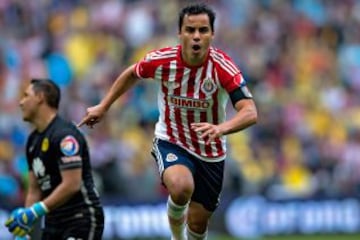 Omar Bravo aprovechó un error de Osvaldo Martínez para hacer el primer gol del partido y así lo celebró.