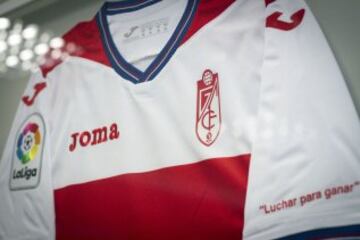 La primera equipación del Granada CF para la temporada 2016-2017 ya puede comprarse en las tiendas.