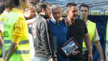 Varios miembros del grupo radical, con Mourinho el día de su despedida.