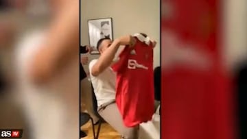 La broma a hincha del United con la camiseta de Maguire