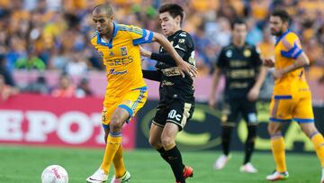 Pizarro, de amarillo, en un partido con Tigres. 