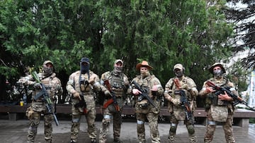 Los combatientes del grupo mercenario privado de Wagner posan para una foto mientras se despliegan cerca de la sede del Distrito Militar del Sur en la ciudad de Rostov.