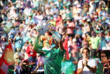 Roger Federer levanta el trofeo del Masters 1000 de Indian Wells tras ganar en la final a Stanislas Wawrinka.