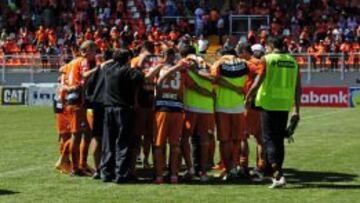 El plantel de Cobreloa tras la derrota por 4-0 ante Colo Colo, en Calama.