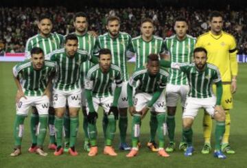 Once inicial del Betis. De pie: Vargas, Jorge Molina, Pezzella, Joaquín, Bruno y Adán. Agachados: Ceballos, Petros, Rubén Castro, Musonda y Molinero.

