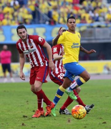 Jonathan Viera pelea un balón con el centrocampista del Atlético de Madrid "Koke" Resurrección