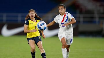 AMDEP4156. CALI (COLOMBIA), 20/07/2022.- Emily Arias (i) de Ecuador disputa el balón con Jessica Martínez de Paraguay hoy, en un partido del grupo A de la Copa América Femenina entre Ecuador y Paraguay en el estadio Pascual Guerrero en Cali (Colombia). EFE/Ernesto Guzmán Jr.