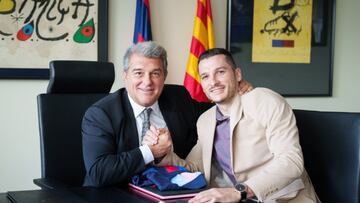 Dyego renueva con el Barça hasta 2025. En la foto, junto a Joan Laporta (i).
