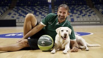 JOAN PLAZA CON SU PERRA LLUNA, UNICAJA