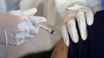 Banda Aceh (Indonesia), 28/06/2021.- A man receives a shot of COVID-19 vaccine during a mass COVID-19 vaccination drive in Banda Aceh, Indonesia, 28 June 2021. The Indonesian government will accelerate the vaccination program for communities with a target of one million vaccinations per day, with a planned increase to 2 million doses per day by August. EFE/EPA/HOTLI SIMANJUNTAK