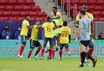 El equipo de Reinaldo Rueda derrotó a Uruguay en penales y avanzó a la siguiente ronda del torneo continental. David Ospina, la gran figura en Brasilia.