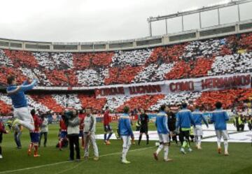  Los jugadores del Real Madrid y Atlético de Madrid momentos antes del inicio del partido de la vigésima sexta jornda de liga en Primera División que se disputa esta tarde en el estadio Vicente Calderón.