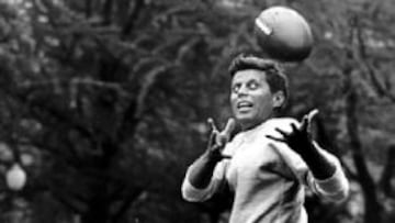 Kennedy aspir&oacute; a jugar a f&uacute;tbol americano en Harvard. Luego, la espalda forz&oacute; a JFK a hacer mucho golf. 
 
