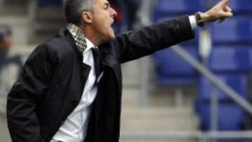 El entrenador del Granada se dirige a sus jugadores durante el partido disputado hoy frente al Espanyol.