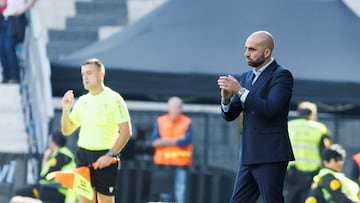 Claudio Giráldez, entrenador del Celta, durante el partido contra el Rayo Vallecano en Balaídos.