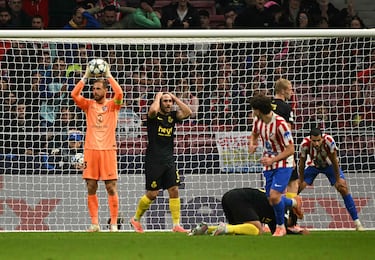 Un cabezazo que parecía sencillo para el delantero austriaco, Raul Florucz que remató mal y Oblak detuvo tranquilamente el esférico.