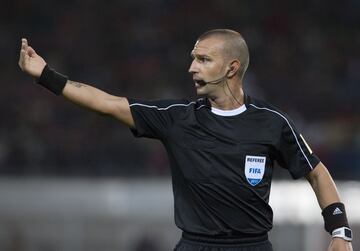 El ¨¢rbitro b¨²lgaro Ivaylo Stoyanov.