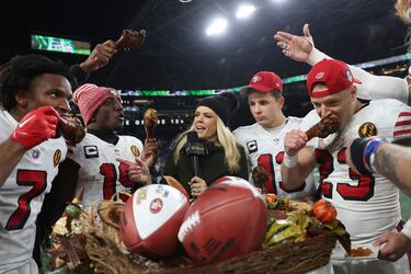 Los 49ers lograron su tercer triunfo consecutivo al imponerse en el duelo divisional de Acción de Gracias a los Seahawks 13-31. Como manda la tradición, Charvarius Ward (7), Deebo Samuel (19), Brock Purdy (13) y Christian McCaffrey (23) comen un muslo de pavo durante la entrevista posterior al partido en el Lumen field de Seattle.