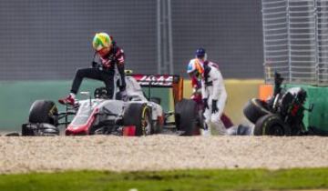 El escalofriante accidente de Fernando Alonso que ocurrió en la vuelta 18 tras chocar con la rueda del mexicano Gutiérrez.