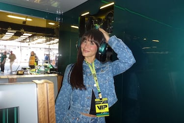 Fernando Alonso y Aitana Ocaña posan en el box de Alpine durante el Gran Premio de México de Fórmula 1.