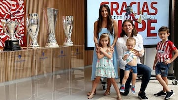 El futbolista brasileño Filipe Luis con su familia en el acto de su despedida del Atlético de Madrid.