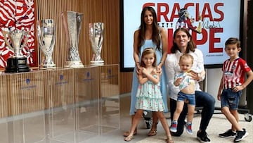 El futbolista brasile&ntilde;o Filipe Luis con su familia en el acto de su despedida del Atl&eacute;tico de Madrid.