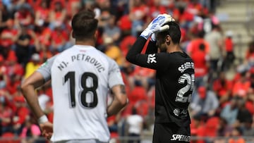 Sergio Rico se lamenta ante el Granada.