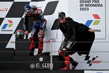 El piloto español Maverick Viñales sorprendió a todos saliendo al podio disfrazado como el famoso superhéroe de Gotham City.
