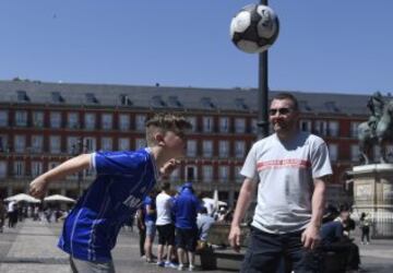 Los seguidores de Leicester disfrutan del sol de Madrid