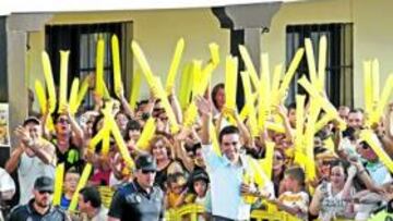 <b>EXPLOSIÓN AMARILLA. </b>Alberto Contador recibió las muestras de cariño de su pueblo, Pinto, que le jaleó con camisetas y aplaudidores amarillos.