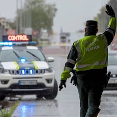 Pierde 321 puntos del carné de conducir para ayudar a unos 100 motoristas de multas de tráfico