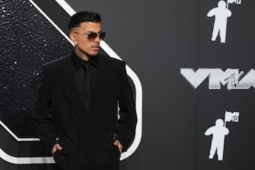 Rauw Alejandro, cantante, compositor, productor, bailarín y empresario puertorriqueño, posa en la alfombra de los MTV Video Music Awards.