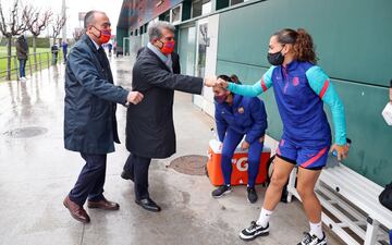 Joan Laporta saluda a las jugadoras del equipo femenino del Barcelona. 