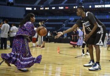 Mujeres nativas Taraumara jugando al baloncesto con los Houston Rockets y Minnesota Timberwolves en Mexico.