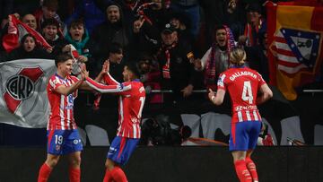 Correa felicita a Julián Alvarez tras su gol mientras que Gallagher también acude a hacerlo.
