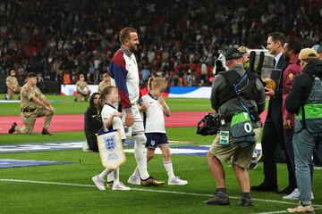 Harry Kane con sus hijos momentos azntes de recibir la gorra dorada para  conmemorar sus 100 partidos con la selección inglesa.