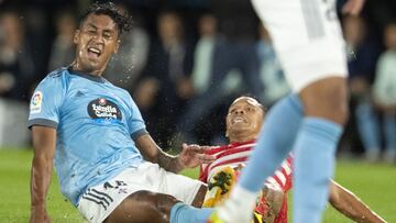 Renato Tapia choca en el suelo con Carlos Bacca durante el partido entre el Celta y el Granada disputado en Balaídos.