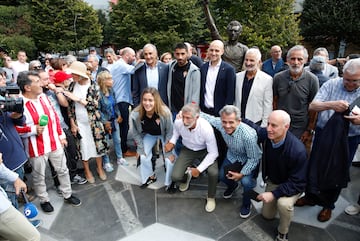 Ex compañeros de Quini y los jugadores Cote y Antía, delante de la estatua.