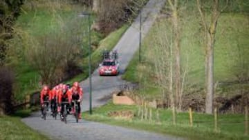 Los ciclistas del Lotto Soudal supervisan el pav&eacute;s del Circuito Het Nieuwsblad.