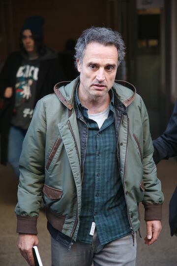 El actor Daniel Guzm¨¢n sale de la capilla ardiente de Carlos Saura instalada en la Academia de Cine.