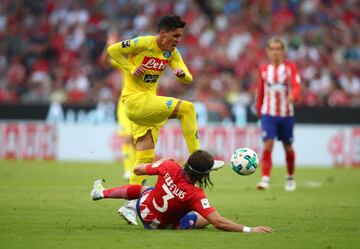 Callejón saltando por encima de Filipe Luis.