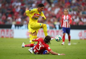 Callejón saltando por encima de Filipe Luis. 