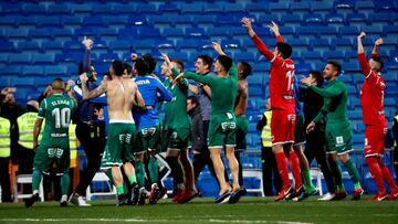 GRAF6787. MADRID, 24/01/2018.- Los jugadores del Leganés celebran su pase a las semifinales de la Copa del Rey, al término del partido que han disputado esta noche frente al Real Madrid en el estadio Santiago Bernabéu. EFE/Juanjo Mart
